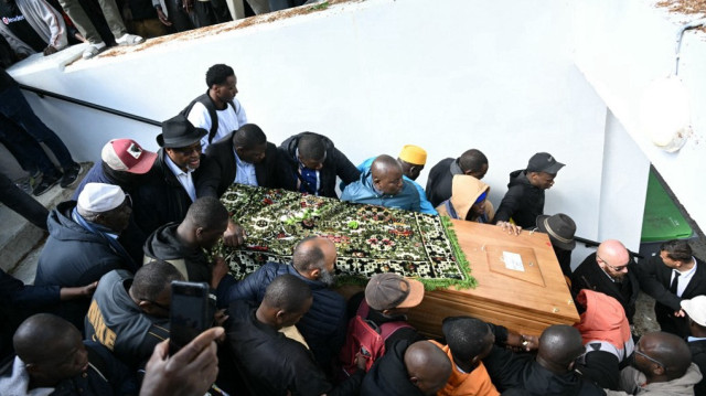 Des fidèles transportent le cercueil d'Aboubakar Cisse hors de la mosquée après une cérémonie à la Grande Mosquée de Paris, le 5 mai 2025.