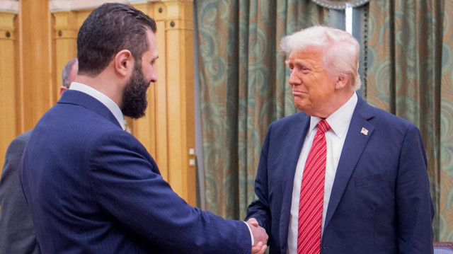 Le président américain Donald Trump (C) serrer la main du président intérimaire de la Syrie, Ahmed al-Sharaa, à Riyad, le 14 mai 2025.