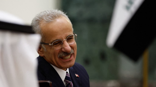 Le ministre turc des Transports, Abdulkadir Uraloglu, s'entretient avec le ministre de l'Énergie des Émirats arabes unis lors de la signature de l'accord-cadre "Route du développement"sur la sécurité, l'économie et le développement, à Bagdad, le 22 avril 2024.
