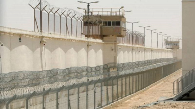 الاحتلال الإسرائيلي يفرج عن 14 أسيرا من غزة بعد شهور بسجونه 
