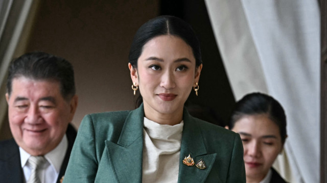 Le Premier ministre thaïlandais Paetongtarn Shinawatra arrive pour une conférence de presse suite à sa suspension par la Cour constitutionnelle du pays à la Maison du gouvernement à Bangkok le 1er juillet 2025.