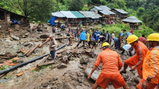 Les pluies torrentielles ont causé des inondations soudaines et des glissements de terrain dans le nord de l’Inde, tandis qu’un pont s’est effondré dans l’ouest du pays, aggravant le bilan humain de la mousson.