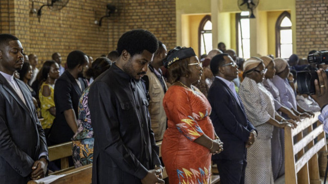 Le ministre de la Justice de la République démocratique du Congo, Constan Mutamba, se joint aux catholiques lors de la célébration d'une messe organisée à la cathédrale Notre-Dame du Congo à Kinshasa le 9 février 2025 par des étudiants catholiques priant pour la paix et pour les personnes touchées par la guerre dans l'est de la République démocratique du Congo.