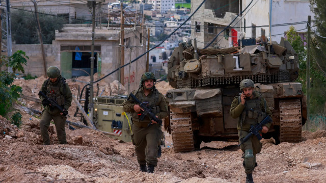 الضفة.. الاحتلال يقتل فلسطينيا ويحتجز جثمانه ويعتقل أبناءه