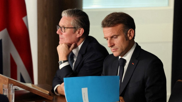 Le Premier ministre britannique Keir Starmer (G) et le président français Emmanuel Macron participent à une visioconférence avec les dirigeants de l'OTAN lors d'une réunion de la Coalition des volontaires sur une base militaire au quartier général de Northwood, au nord-ouest de Londres, le 10 juillet 2025.