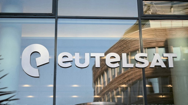Le logo d'Eutelsat sur le bâtiment de son siège social à Issy-les-Moulineaux, au sud-ouest de Paris.