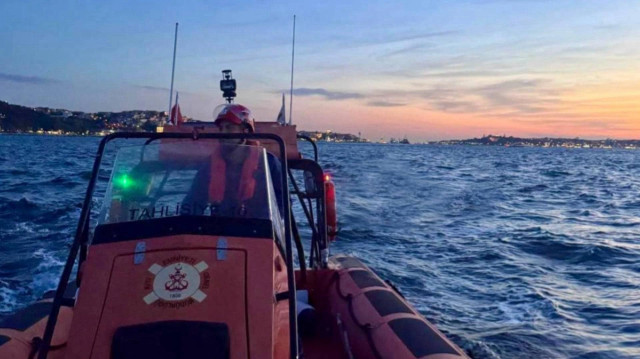 İstanbul Boğazı'nda sürüklenen tekne kurtarıldı