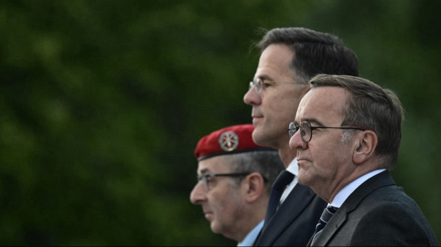 Le ministre allemand de la Défense, Boris Pistorius, le secrétaire général de l'OTAN, Mark Rutte, et l'inspecteur général des forces armées allemandes (Bundeswehr), Carsten Breuer, écoutent une fanfare lors d'une cérémonie marquant les 70 ans de l'Allemagne au sein de l'Organisation du traité de l'Atlantique Nord (OTAN), au ministère de la Défense, à Berlin, le 9 juillet 2025.