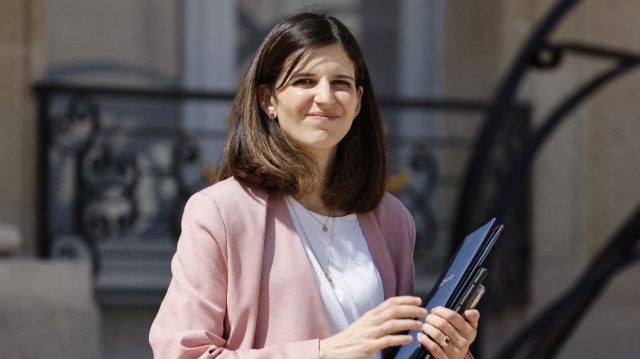 La secrétaire d'État française chargée de l'IA et du numérique, Clara Chappaz, quitte le palais de l'Élysée après la réunion hebdomadaire du conseil des ministres, le 2 juillet 2025.