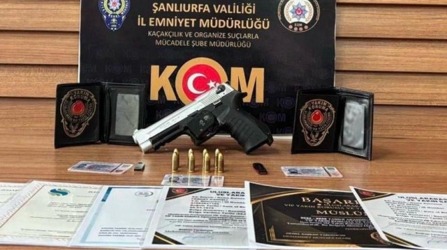 Şanlıurfa'da, kendilerini Milli İstihbarat Teşkilatı (MİT) ve Emniyet Müdürlüğü mensubu olarak tanıtarak dolandırıcılık yaptığı belirlenen 2 zanlı tutuklandı.