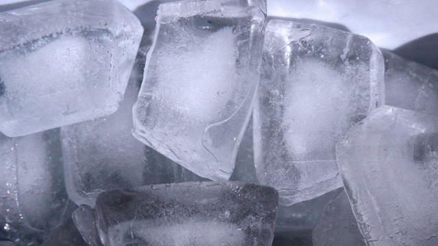 Alors que la canicule s’intensifie, les petites usines comme Feichao voient leurs volumes exploser jusqu’à 400 tonnes de glace vendues par jour.