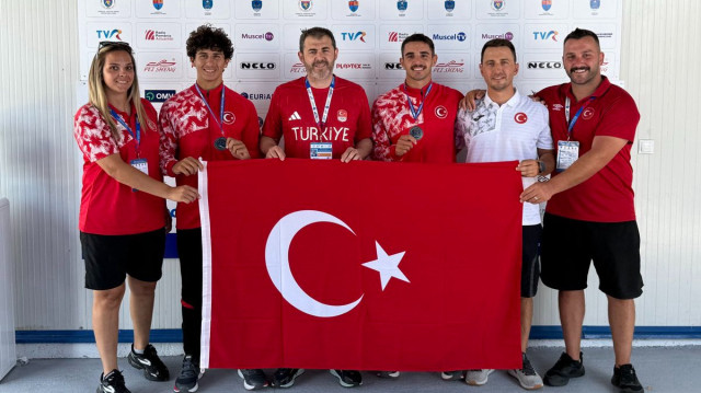 Milliler bayrağımızı Romanya'da dalgalandırdı.