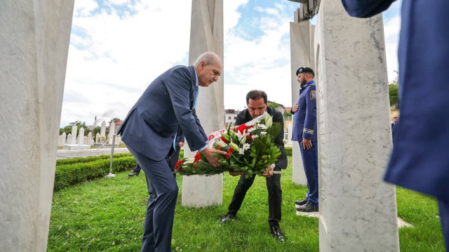 Kurtulmuş, Bosna Hersek'in ilk Cumhurbaşkanı Aliya İzzetbegoviç'in kabrini ziyaret etti.