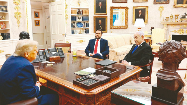 Trump, Netanyahu ile Beyaz Saray'daki ilk görüşmesini misafirhanede yaptı. İkinci görüşme ise Oval Ofis'te gerçekleştirildi. Görüşmede, Trump'ın yardımcısı J.D Vance da hazır bulundu.
