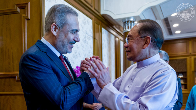 Le Président malaisien (D) Anwar Ibrahim, reçoit le Ministre turc des affaires étrangères, Hakan Fidan.