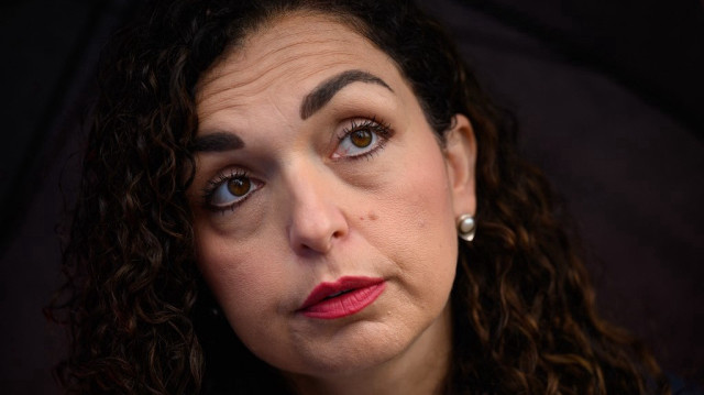 La présidente du Kosovo, Vjosa Osmani-Sadriu, s'adresse aux médias après son arrivée au sommet de la Communauté politique européenne (CPE), à Tirana, le 16 mai 2025.
