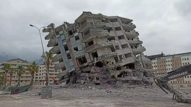 Hatay'ın İskenderun ilçesinde kontrollü yıkılan ağır hasarlı 7 katlı iş merkezi devrildi.