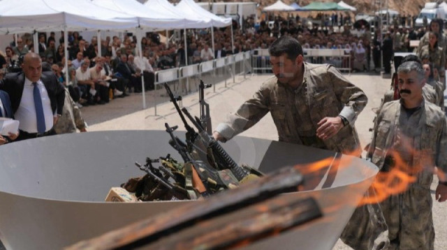 Les militants du PKK ont brûlé leurs armes lors d'une cérémonie symbolique vendredi à Souleimaniye, en Irak, s'engageant à mener à bien le processus de désarmement convenu avec la Turquie.