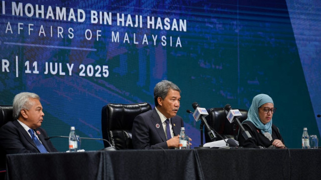 Le ministre des Affaires étrangères de Malaisie, Mohamad Hasan (au centre), s'exprime lors d'une conférence de presse à l'issue de la 58e réunion des ministres des Affaires étrangères de l'ASEAN et des réunions connexes au Centre des congrès de Kuala Lumpur, le 11 juillet 2025.