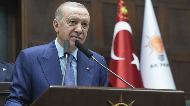 Le président turc et chef du Parti de la justice et du développement (AK), Recep Tayyip Erdogan, prononce un discours lors de la réunion du groupe parlementaire de son parti à Ankara, en Türkiye, le 9 juillet 2025.
