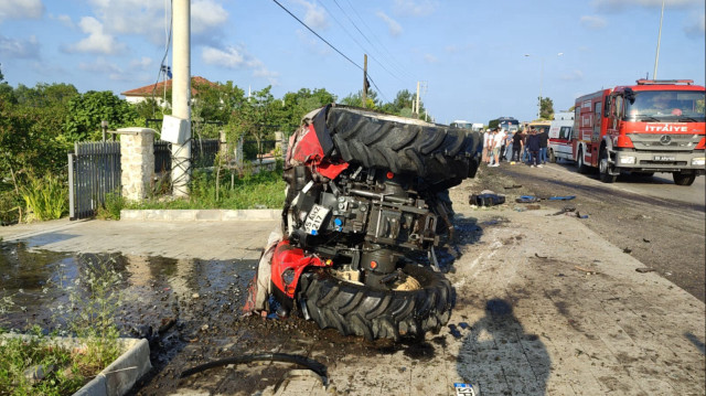Çarpmanın etkisiyle traktör devrildi.