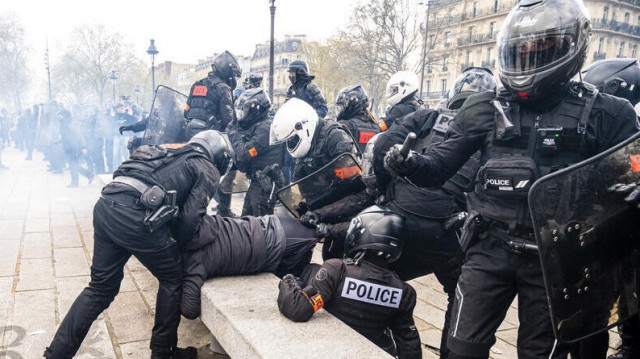 Le tribunal a condamné l'un des agents à un an de prison avec sursis, deux ans d'interdiction d'exercer et 450 euros d'amende pour avoir frappé au visage un étudiant tchadien assis dos au mur.