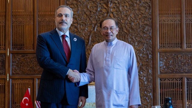 Turkish Foreign Minister Hakan Fidan (L) meets with Malaysian Prime Minister Anwar Ibrahim (R) during his visit to the 58th Foreign Ministers' Meeting of the Association of Southeast Asian Nations (ASEAN) in Kuala Lumpur, Malaysia on July 11, 2025.(AA)