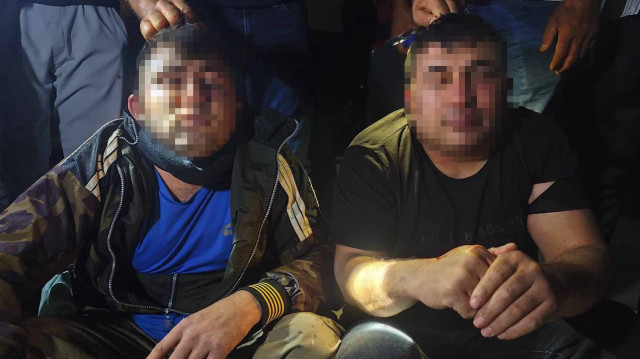 Elleri bağlanan şüpheliler, olay yerine çağrılan jandarma ekiplerine teslim edildi.