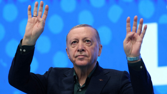 Lors d’un discours historique à Ankara, le président Recep Tayyip Erdoğan a annoncé le début de la fin de la menace terroriste du PKK après 47 ans de conflit. Il a salué la cérémonie de destruction des armes organisée par le PKK en Irak comme une étape clé vers sa dissolution, affirmant que cette victoire n’est issue d’aucune négociation ni compromis. Il a également insisté sur l’unité entre Turcs, Kurdes et Arabes comme condition essentielle à la paix et à la réussite.