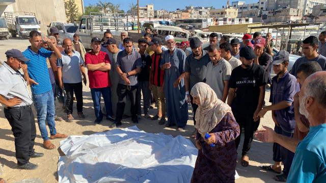 Des personnes se recueillent devant les corps de Palestiniens tués lors d'une frappe israélienne, lors de leurs funérailles devant l'hôpital Nasser à Khan Yunis, dans le sud de la bande de Gaza, le 9 juillet 2025.