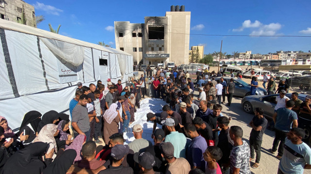 Des personnes se recueillent devant les corps de Palestiniens tués lors d'une frappe israélienne, lors de leurs funérailles devant l'hôpital Nasser à Khan Yunis, dans le sud de la bande de Gaza, le 9 juillet 2025.