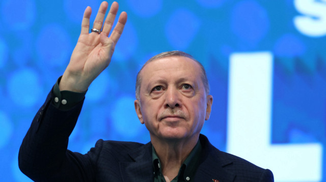 "Si les Turcs, les Kurdes et les Arabes sont unis, alors les Turcs existent, les Kurdes existent et les Arabes existent. S'ils se divisent, il n'existe que séparation, défaite, échec et chagrin" a martelé le chef de l'Etat turc, Recep Tayyip Erdogan, lors d'un discours annonçant la fin de l'organisation terroriste PKK. Dans un discours historique prononcé samedi à Ankara, la capitale turque, Erdogan a proclamé la fin imminente de la menace terroriste du PKK, après 47 ans de conflit, marquée par une cérémonie symbolique de destruction des armes organisée par l'organisation terroriste PKK vendredi dans le nord de l'Irak, étape importante du processus de dissolution de l'organisation. "Depuis hier, la menace terroriste est entrée dans un processus de fin", a-t-il déclaré, soulignant que cette victoire n'est le fruit d'"aucune négociation, marchandage ou compromis".