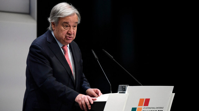 Le Secrétaire général des Nations Unies, Antonio Guterres, donne une conférence de presse conjointe avec le Premier ministre espagnol lors de la 4ème Conférence internationale des Nations Unies sur le financement et le développement à Séville, le 30 juin 2025. Une conférence des Nations unies visant à mobiliser un nouveau soutien en faveur de l'aide au développement s'ouvre aujourd'hui en Espagne, alors que le secteur est en crise, les réductions de financement décidées par les États-Unis mettant en péril la lutte contre la pauvreté. Au moins 50 dirigeants mondiaux, dont le président français Emmanuel Macron, le Kényan William Ruto, la responsable de l'UE Ursula von der Leyen et le chef de l'ONU Antonio Guterres, se réuniront dans la ville de Séville du 30 juin au 3 juillet.