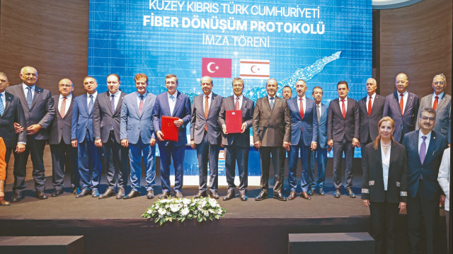 KKTC'deki konutları bir yıl içerisinde fiber kablolarla internete kavuşturacak protokol, Cumhurbaşkanı Yardımcısı Cevdet Yılmaz ile KKTC Başbakanı Ünal Üstel tarafından KKTC Cumhurbaşkanı Ersin Tatar'ın huzurunda imzalandı.