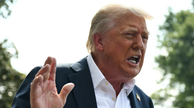Le président américain Donald Trump s'adresse à la presse avant de monter à bord de Marine One sur la pelouse sud de la Maison Blanche à Washington, DC, le 11 juillet 2025. Le 12 juillet 2025, le président Donald Trump a déclaré que les principaux partenaires commerciaux des États-Unis, le Mexique et l'Union européenne, se verraient imposer des droits de douane de 30 % à partir du mois prochain, augmentant ainsi la pression pour la conclusion d'accords dans le cadre de ses guerres commerciales.