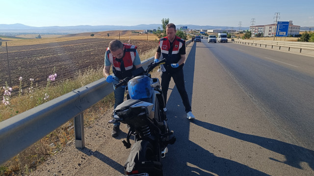 Kaza sonucunda motosikletin sürücüsü yaklaşık 32 metre sürüklendi.