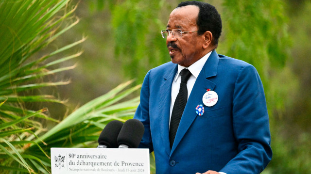 Le président camerounais Paul Biya prononce un discours lors d'une cérémonie marquant le 80e anniversaire du débarquement des Alliés en Provence pendant la Seconde Guerre mondiale, au cimetière national de Boulouris ("nécropole nationale") à Boulouris-sur-Mer, dans le sud-est de la France, le 15 août 2024.