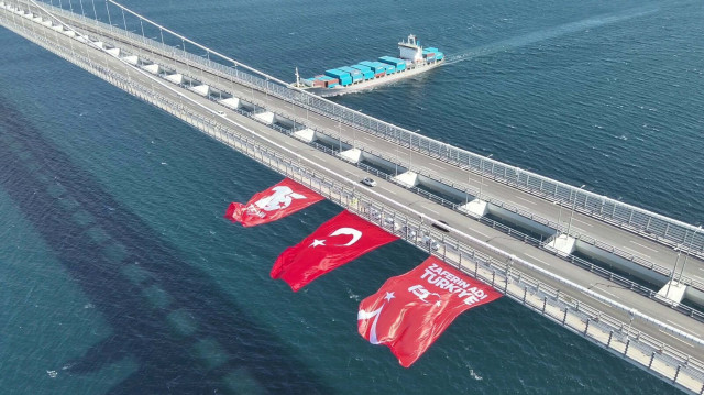 1915 Çanakkale Köprüsü'ne Türk bayrağı asıldı