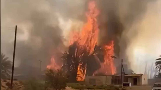 مسؤول محلي ليبي: حرائق العوينات تمتد للأحياء السكنية في يومها الثاني