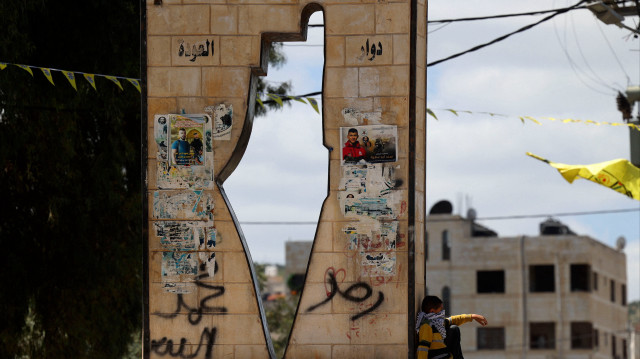 Un garçon palestinien passe devant un monument montrant une carte de la Palestine mandataire dans la ville de Jénine, dans le nord de la Cisjordanie occupée, le 12 avril 2022.