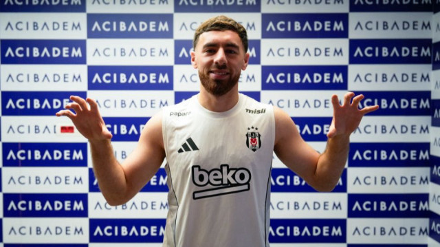 Orkun Kökçü 'kartal' pozu verdi.