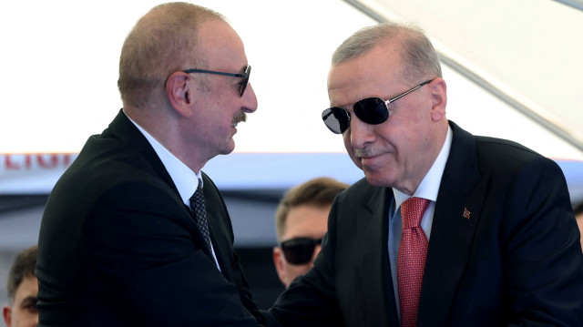 Cette photo prise et diffusée par le service de presse de la présidence turque le 19 juin 2025 montre le président turc Recep Tayyip Erdogan (à droite) serrant la main du président azerbaïdjanais Ilham Aliyev lors de la cérémonie de construction des 250 000 maisons après le tremblement de terre à Kahramanmaras.