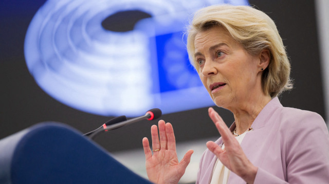 La présidente de la Commission européenne, Ursula von der Leyen, prononce un discours lors d'une session plénière au Parlement européen, à Strasbourg, le 9 juillet 2025. 