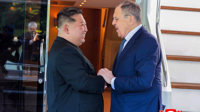 Cette photo prise le 12 juillet 2025 et diffusée par l'agence de presse officielle nord-coréenne Korean Central News Agency (KCNA) le 13 juillet 2025 montre le dirigeant nord-coréen Kim Jong Un rencontrant le ministre russe des affaires étrangères Sergei Lavrov à Wonsan, en Corée du Nord.