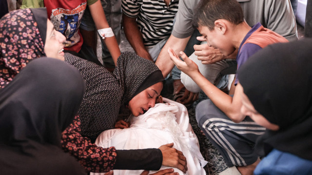 Des Palestiniens pleurent un membre de leur famille tué lors d'une frappe israélienne, à l'hôpital Maamadani (baptiste) de la ville de Gaza, le 13 juillet 2025. L'agence de défense civile de Gaza a déclaré que les frappes aériennes israéliennes du 13 juillet avaient tué plus de 40 Palestiniens, notamment sur un marché et à un point de distribution d'eau, alors que les pourparlers en vue d'un cessez-le-feu entre Israël et le Hamas sont dans l'impasse.
