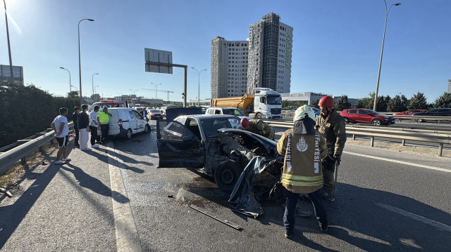 Kaza nedeniyle bölgede trafik yoğunluğu oluştu.