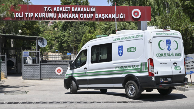 Ankara'nın Çankaya ilçesinde 3 kişinin hayatını kaybettiği yangınla ilgili itfaiye ekiplerinin incelemeleri sürüyor. Öte yandan, yangında hayatını kaybeden biri bebek 3 kişinin cenazeleri otopsi için Keçiören'deki Ankara Adli Tıp Kurumu Grup Başkanlığına kaldırıldı. Hayatını kaybedenlerin yakınlarının Adli Tıp önündeki bekleyişi sürüyor. Cenazeler, otopsinin ardından defin işlemleri için ailelerine teslim edilecek.
