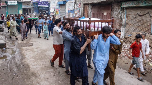 Des habitants et des proches portent les cercueils des victimes des crues soudaines à Sialkot, dans la province du Pendjab, le 28 juin 2025. Des inondations soudaines dans le nord-ouest montagneux du Pakistan ont tué 11 personnes, dont plusieurs enfants, au début de la saison de la mousson, ont déclaré des responsables de la gestion des catastrophes.