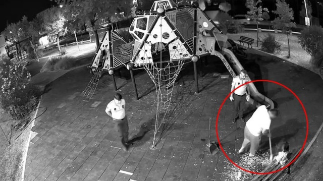 Zabıtanın gözetiminde 4 kişi, kabuklar temizledi, daha sonra parktan ayrıldı.