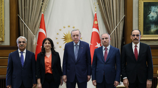 Cette photo prise et diffusée par le service de presse de la présidence turque le 7 juillet 2025 montre le président turc Recep Tayyip Erdogan (C), les députés du parti pro-kurde Égalité et Démocratie (DEM) Pervin Buldan (2ème à gauche) et Mithat Sancar (à gauche), le chef des services de renseignement turcs Ibrahim Kalin (à droite) et le vice-président du parti Justice et Développement (AK) Efkan Ala (2ème à droite) posant lors de leur réunion au complexe présidentiel d'Ankara.